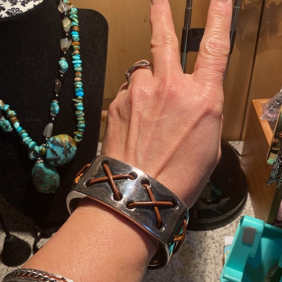 (925-sterling & Leather) Vintage Santa Fe Leather and Silver Bangle - Picture 5 of 7